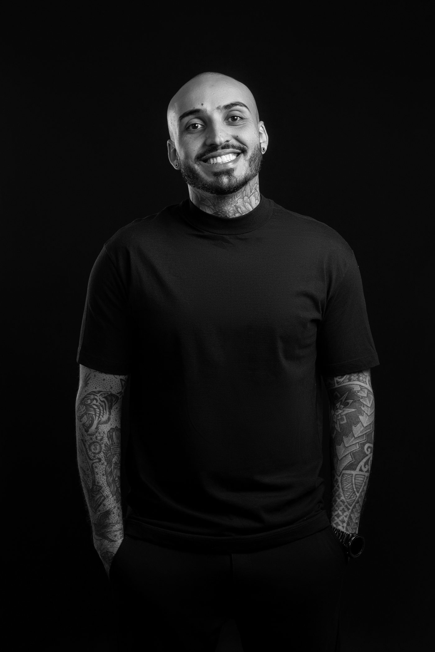 Fillipe Carvalho, em preto e branco, sorrindo
